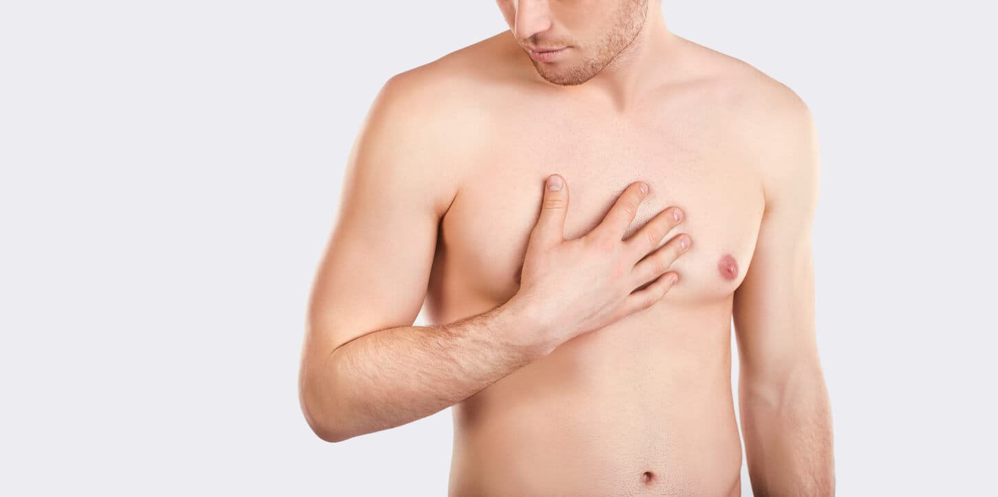 Homem sem camisa tocando a região do peitoral