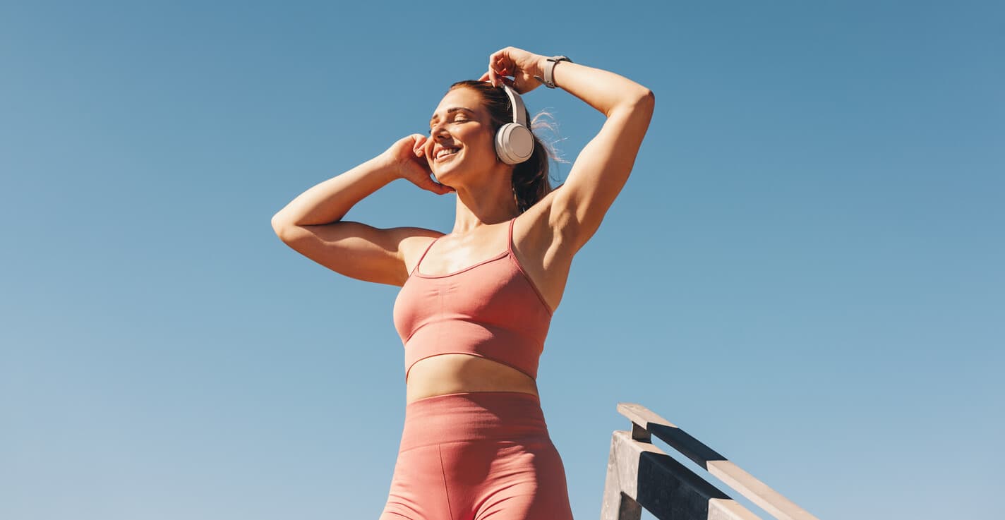 Mulher jovem praticando exercícios físicos ao ar livre, exemplo de um hábito saudável no biohacking
