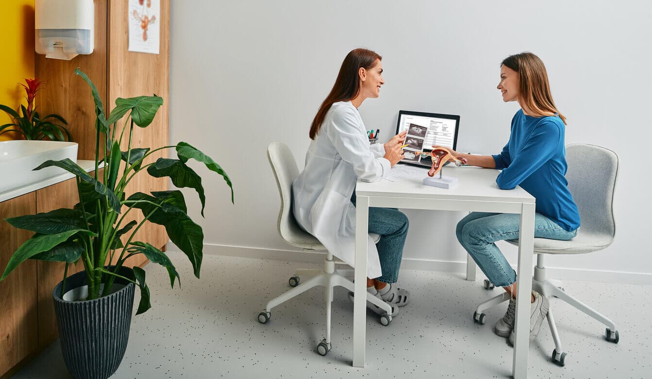 Mulher e médica em consultório durante consulta pré-operatório