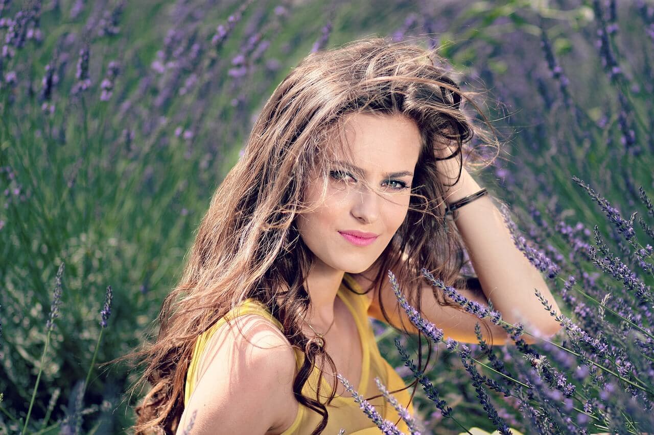 Mulher jovem em ambiente externo