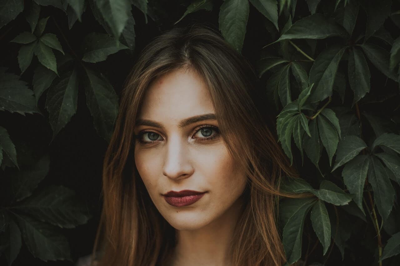 Rosto de mulher que tem bigode chinês