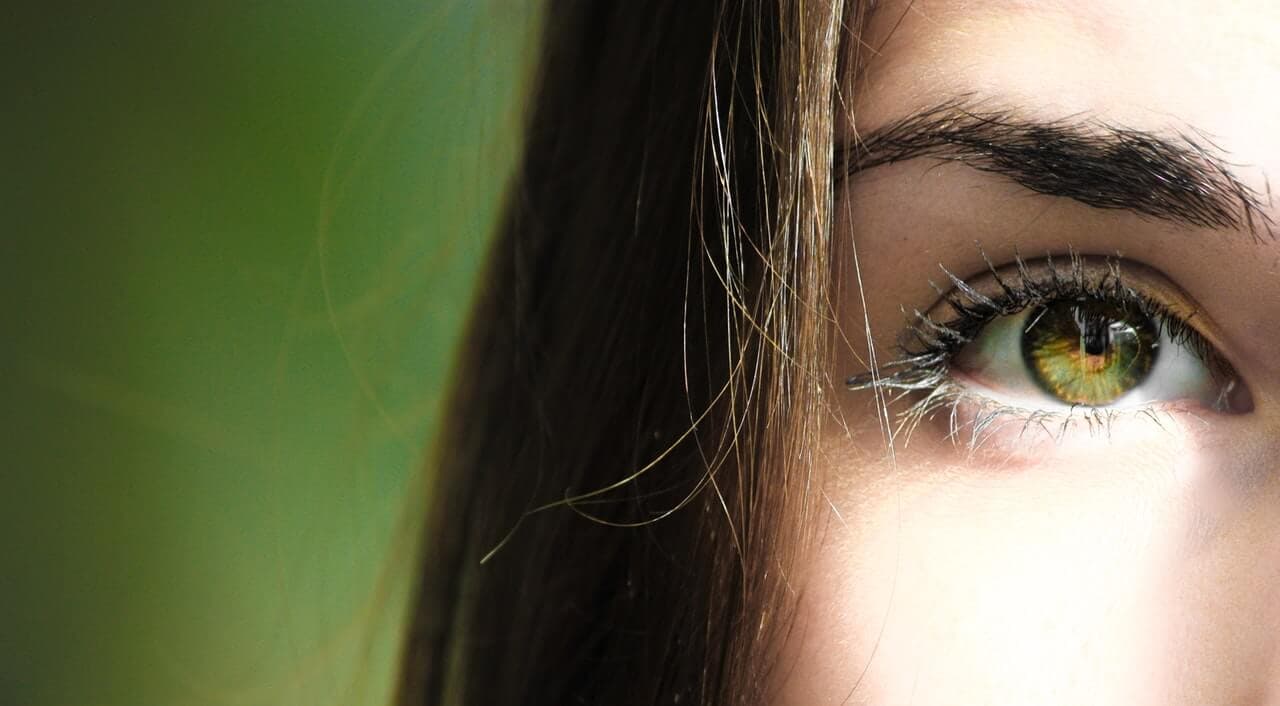 Imagem com foco na região dos olhos de uma mulher