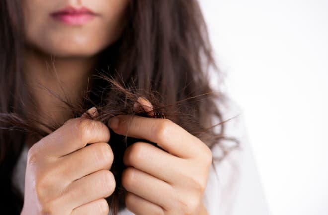 mulher com cabelo ressecado