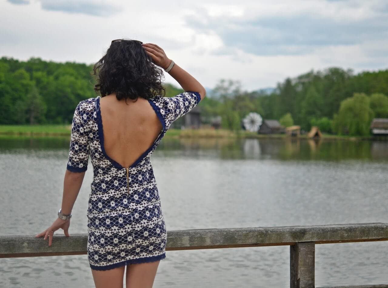 Mulher de costas com cintura fina