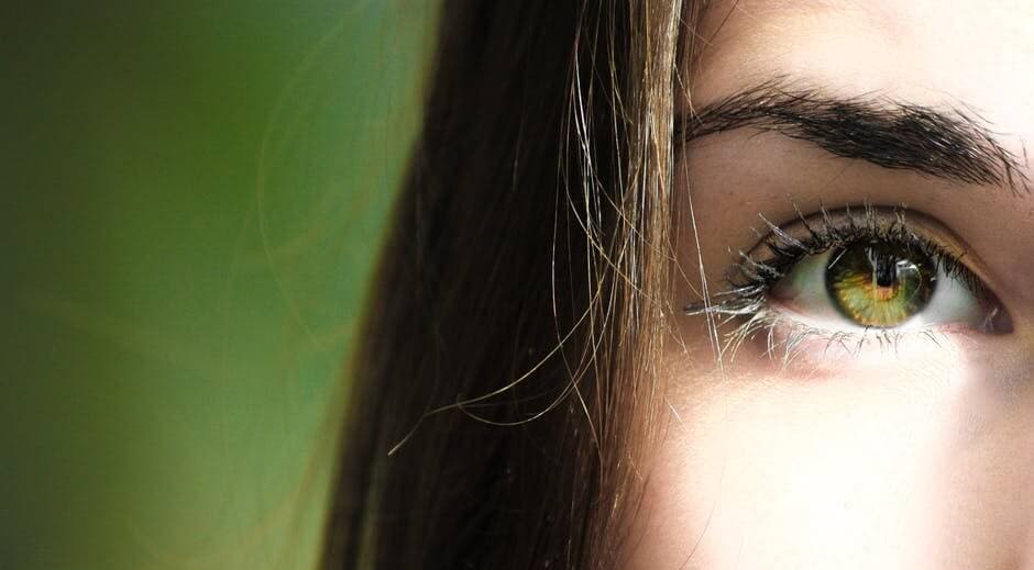 close em um olho verde de uma mulher