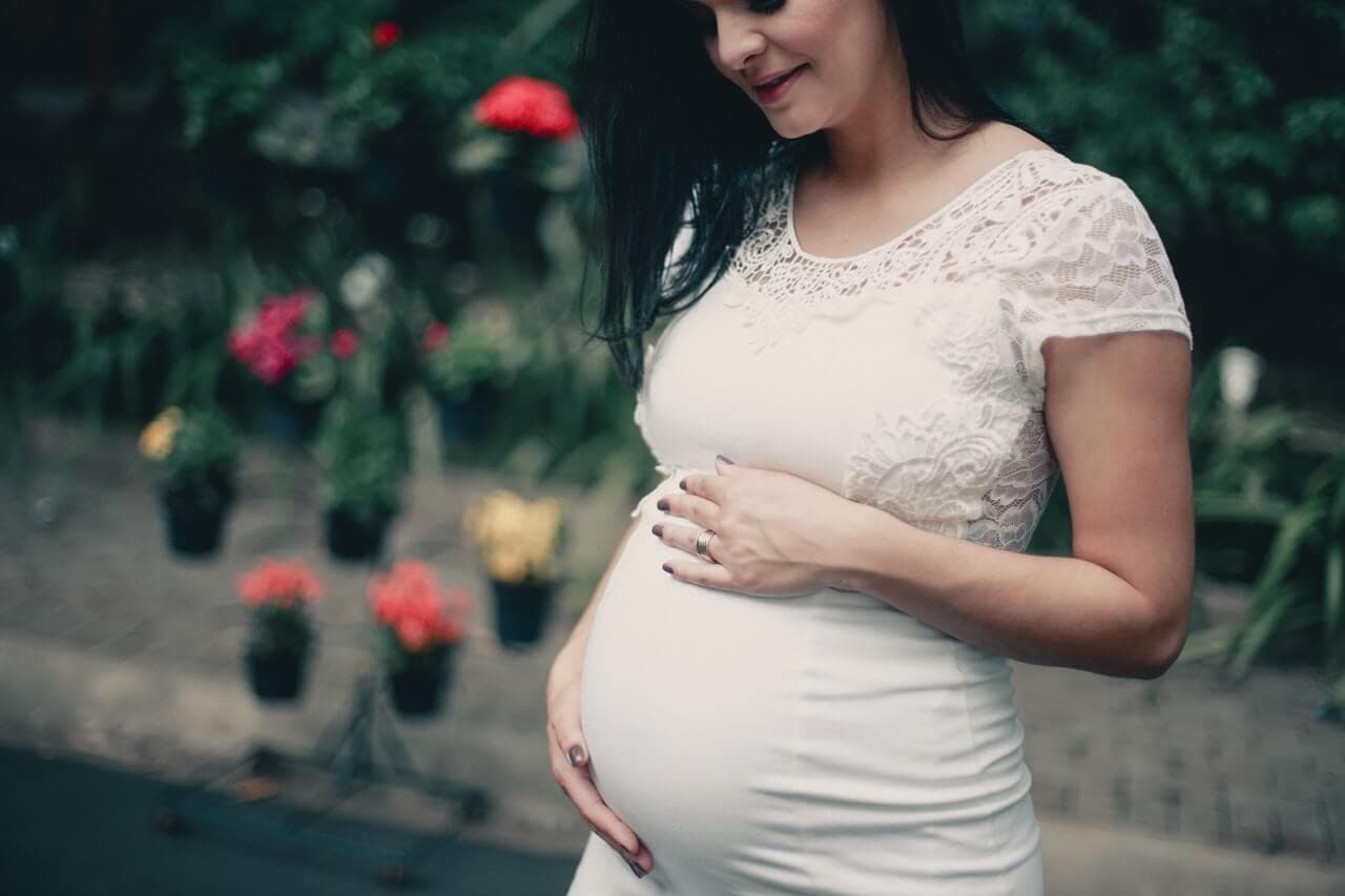 Mulher grávida segurando a barriga
