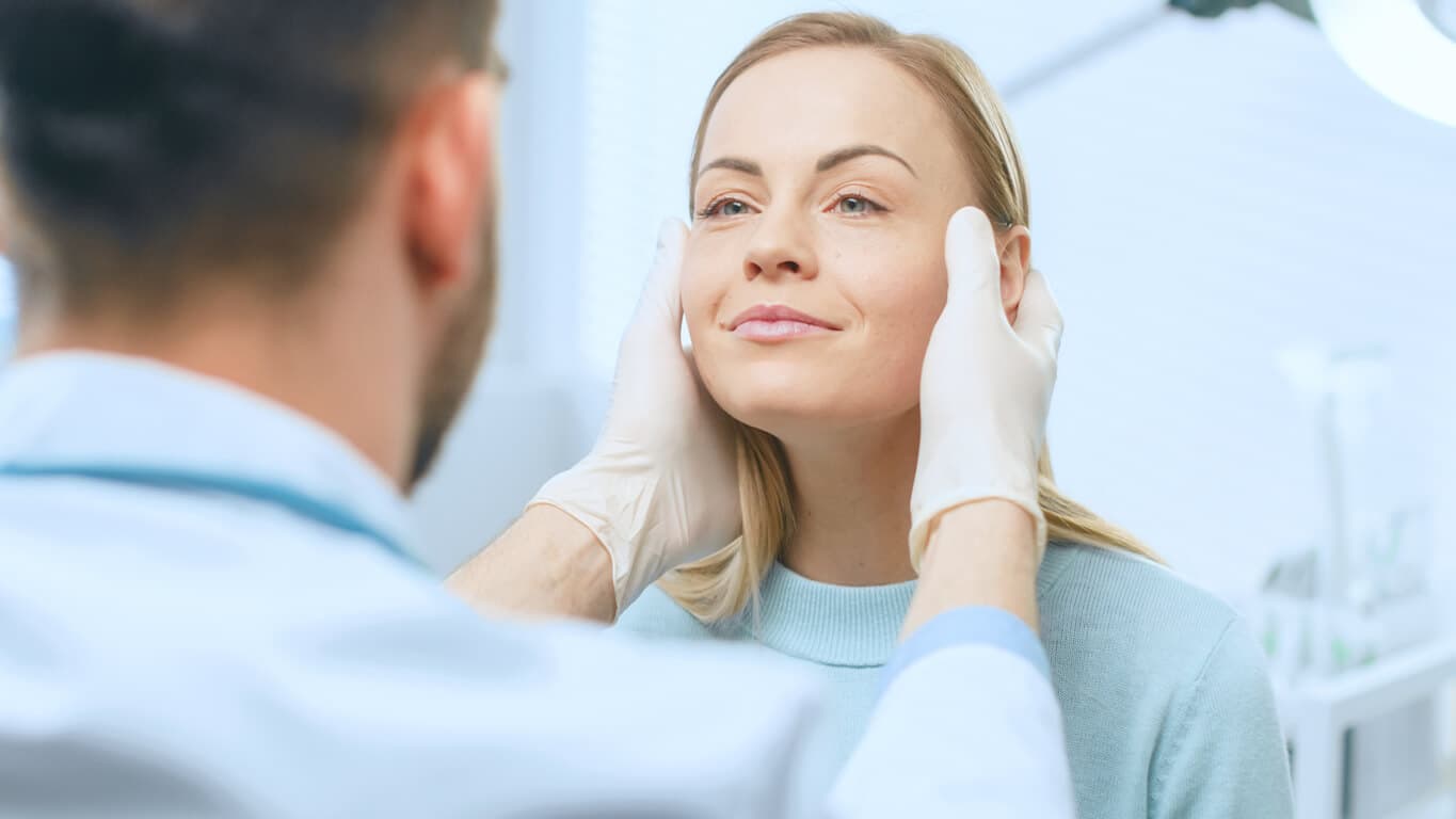 Mulher em avaliação de cirurgia plástica