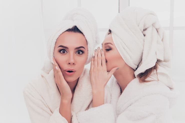 cirurgias plásticas para fazer com sua amiga