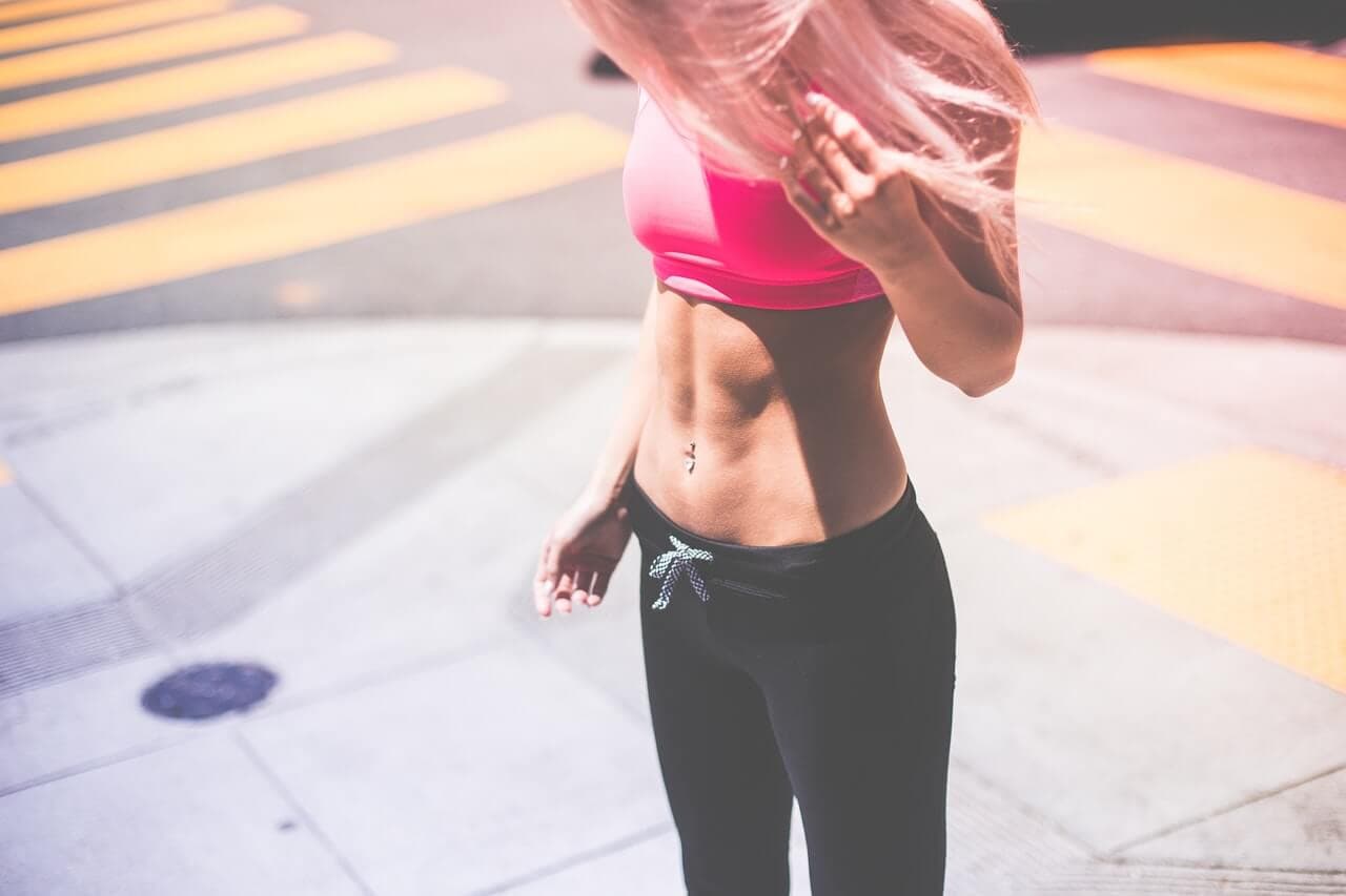 Mulher com barriga chapada
