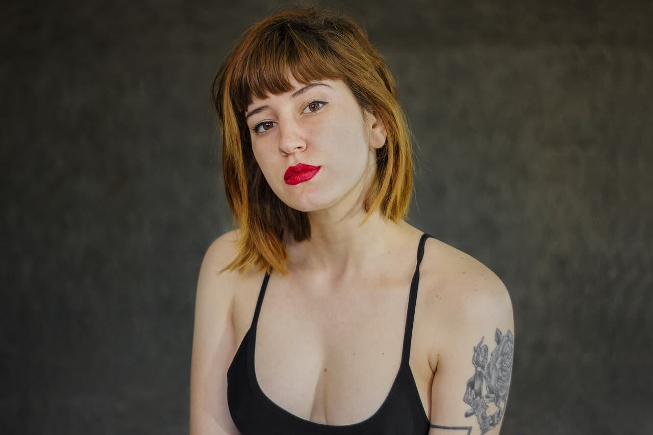 Mulher com tatuagem e depilação definitiva