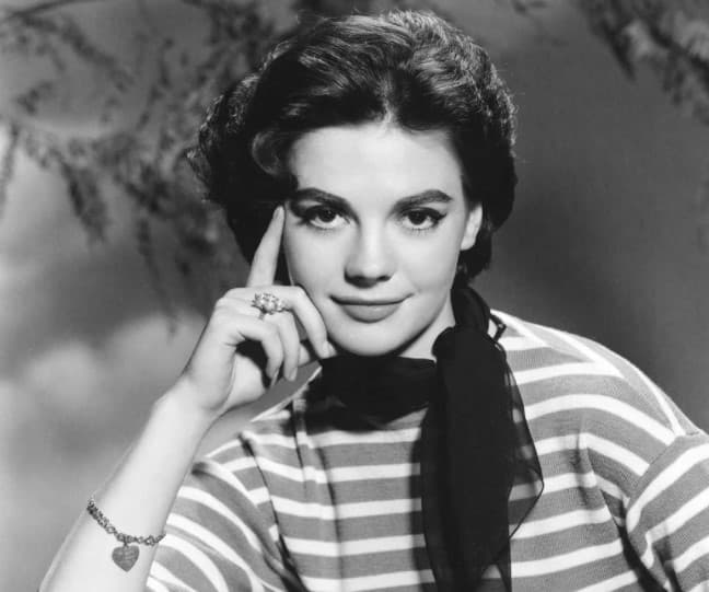 Coco Chanel em pose deslumbrante, na década de 60
