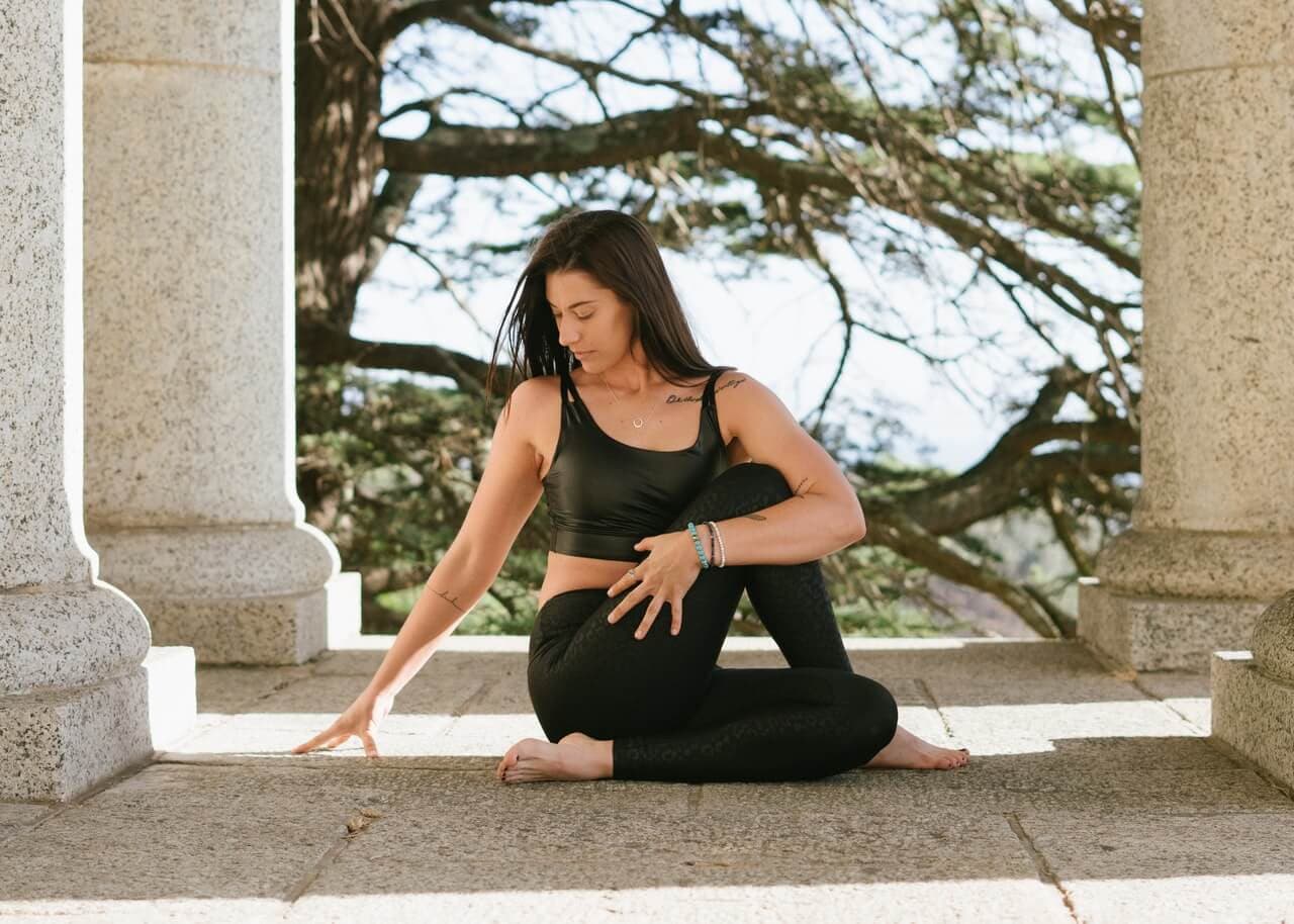 Mulher praticando meditação
