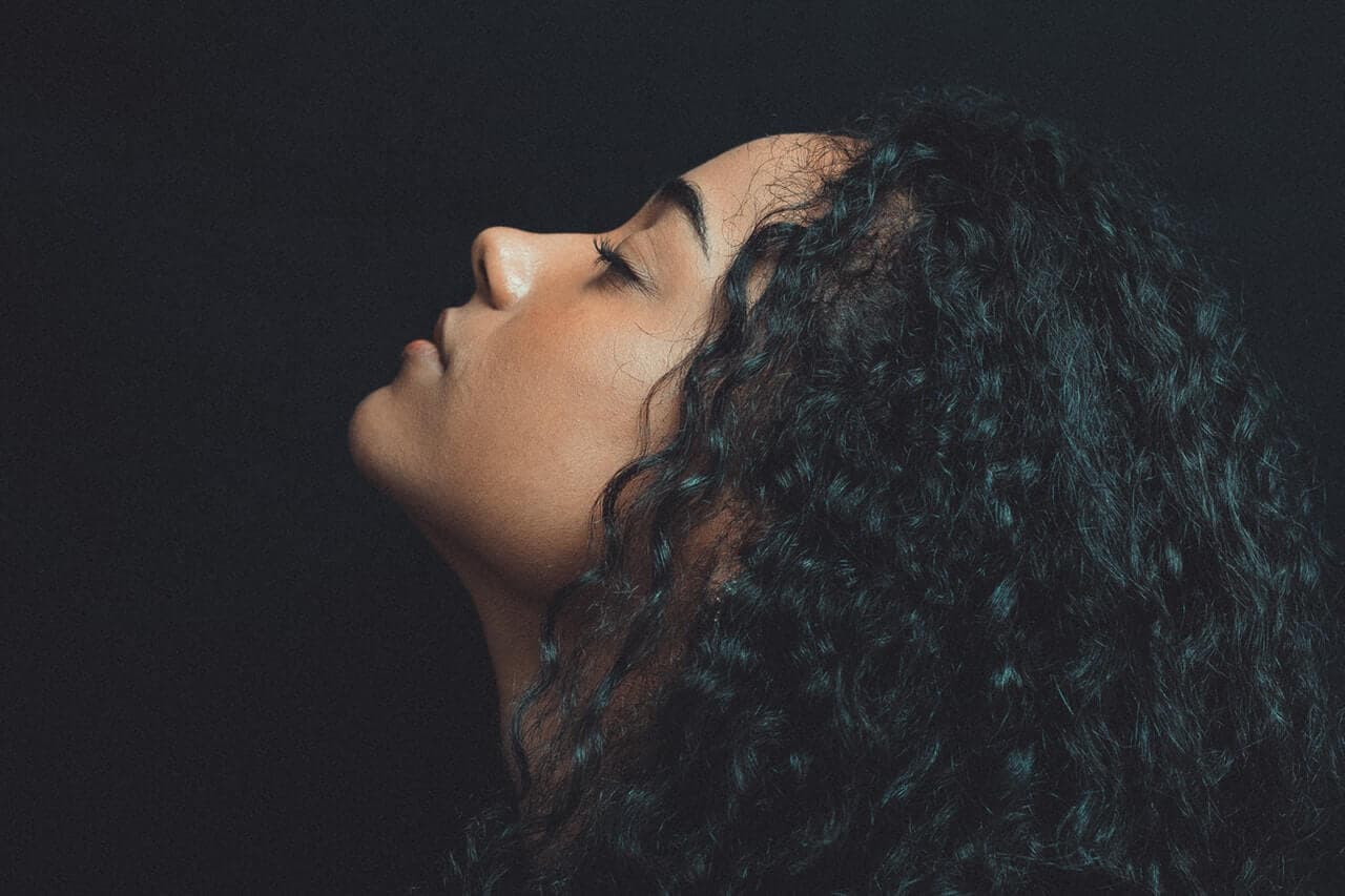 Mulher com estrutura facial