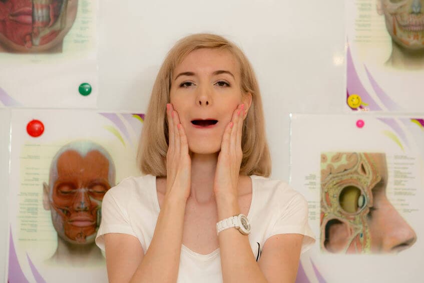 Mulher fazendo exercícios faciais