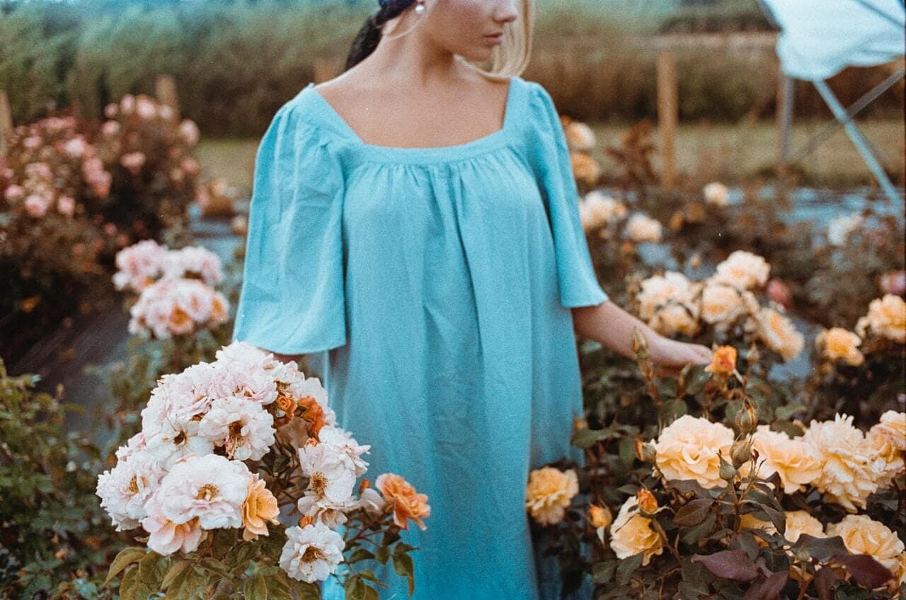 Mulher com vestido largo em jardim