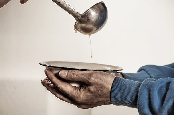como a fome extrema na pandemia prejudica as classes mais baixas da sociedade?