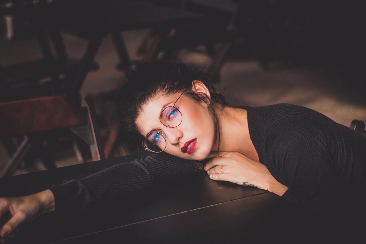 Mulher com harmonização facial