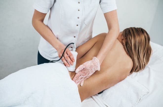 mulher realizando drenagem linfática