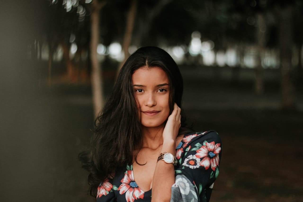 Mulher olhando para a câmera