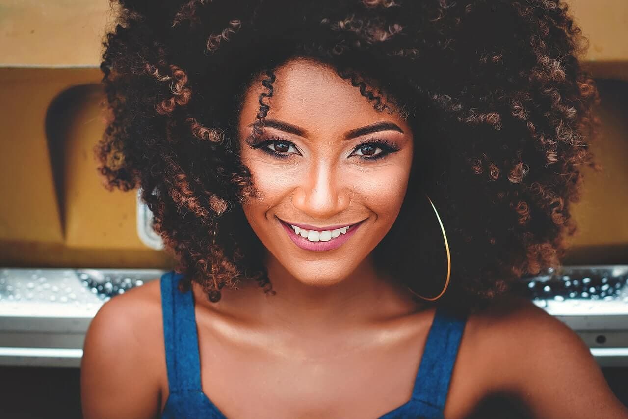 Mulher feliz sorrindo