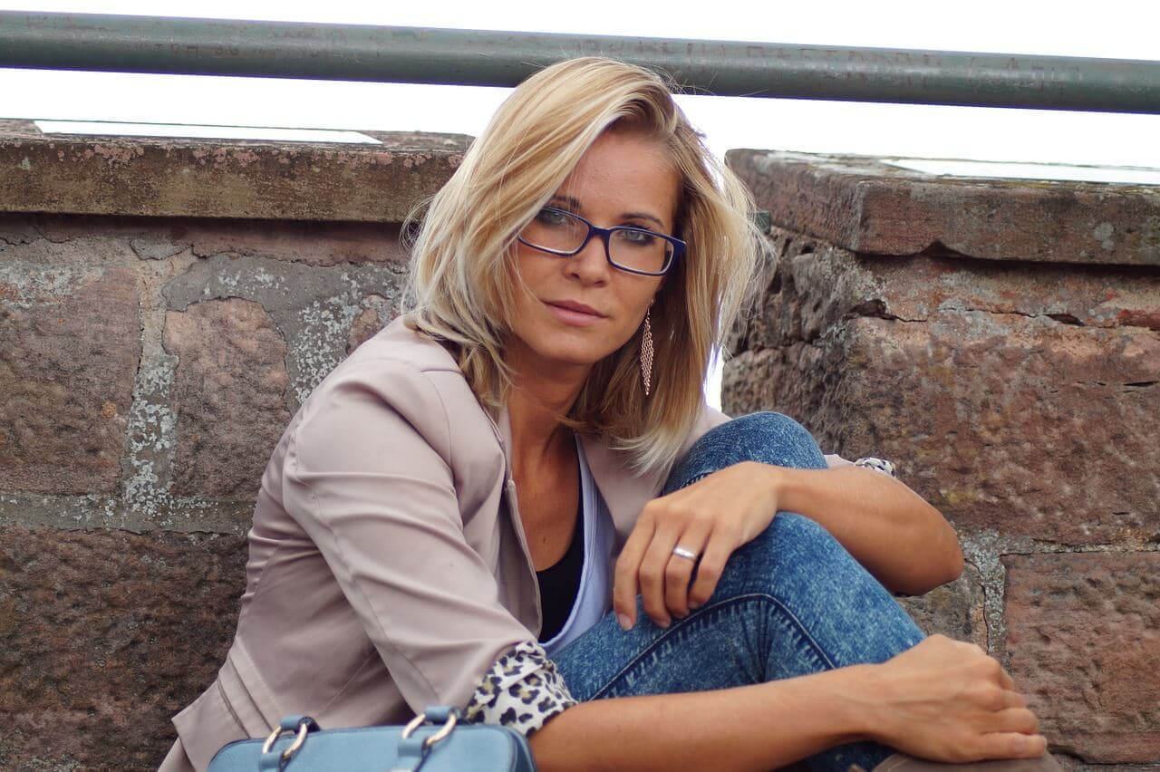 Mulher sentada olhando para a foto