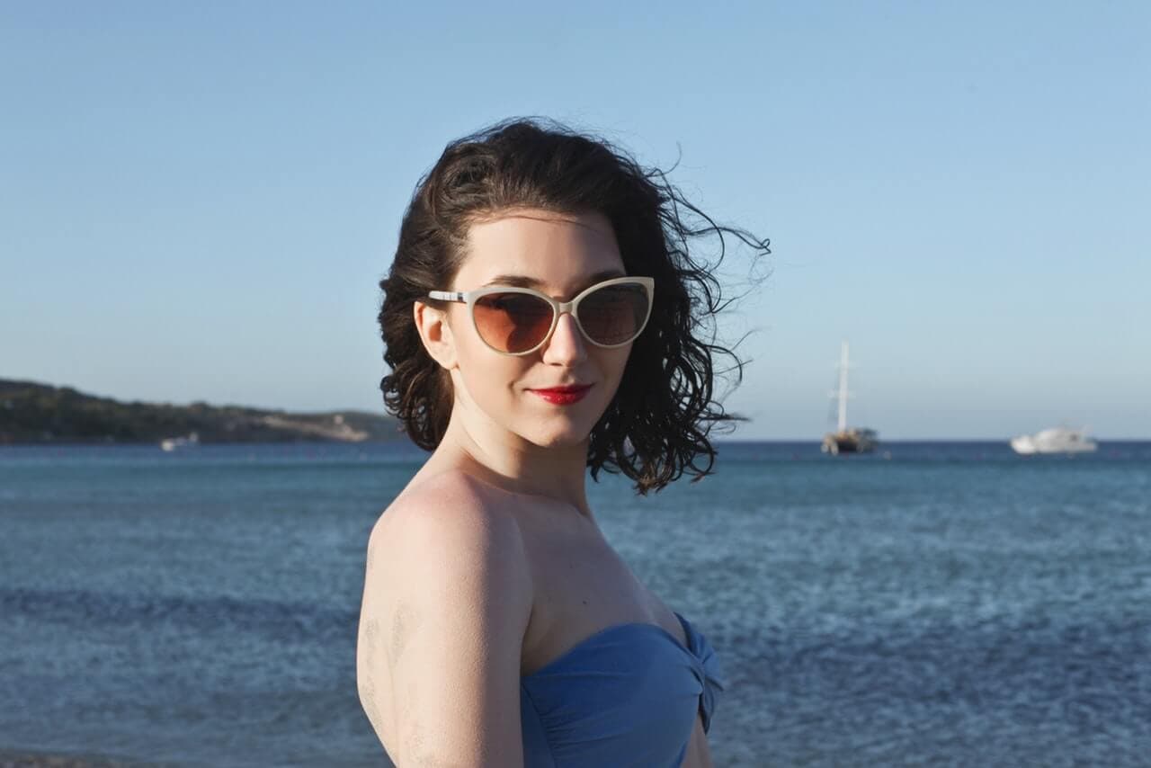 Mulher sabendo o que é hidrolipo
