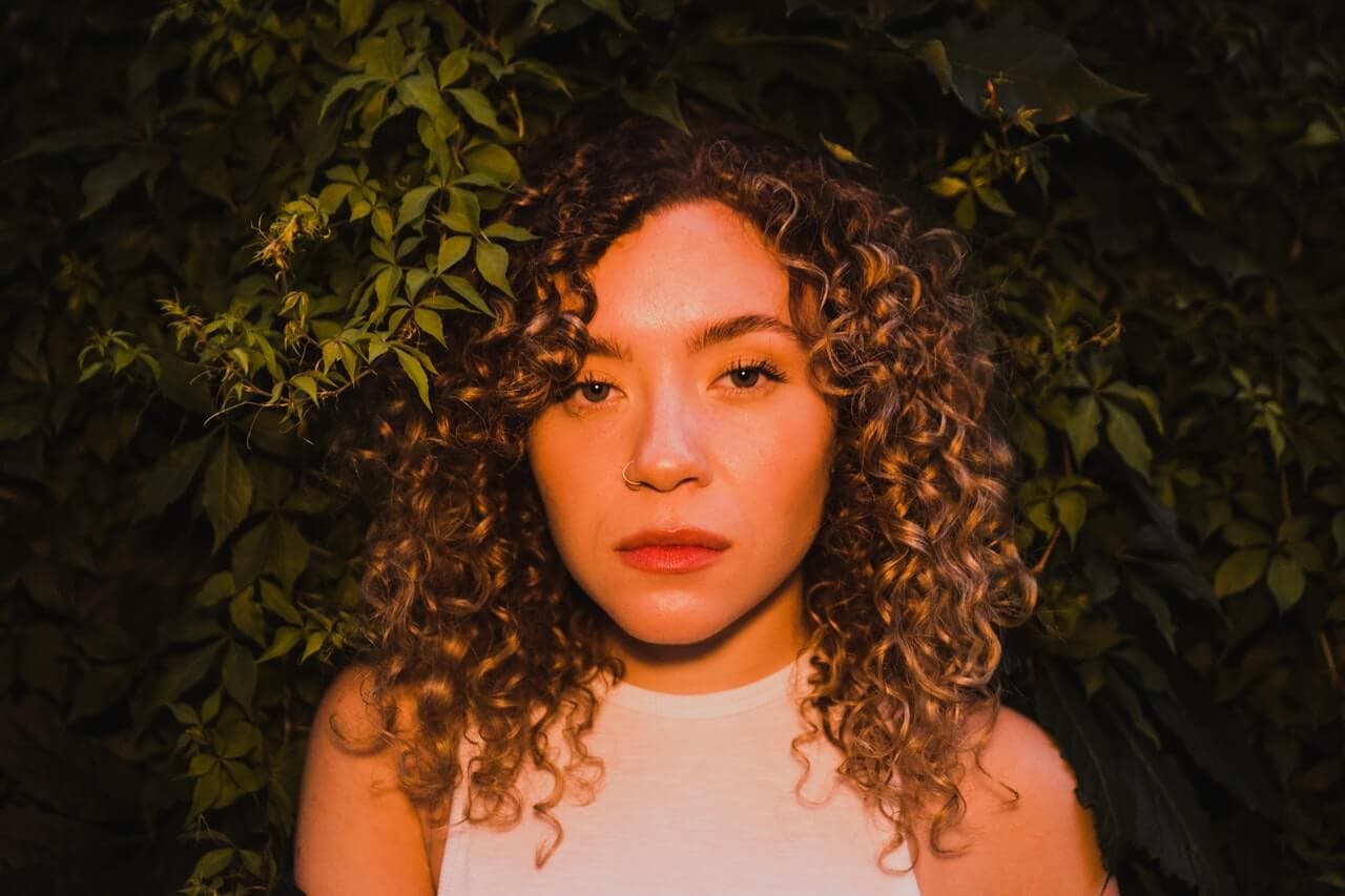 Mulher com rosto harmônico pela rinomodelação