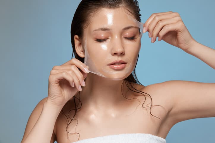 Mulher após realizar o peeling facial