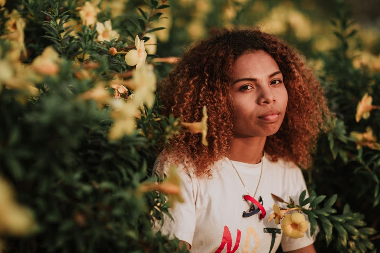 Mulher com problemas hormonais femininos