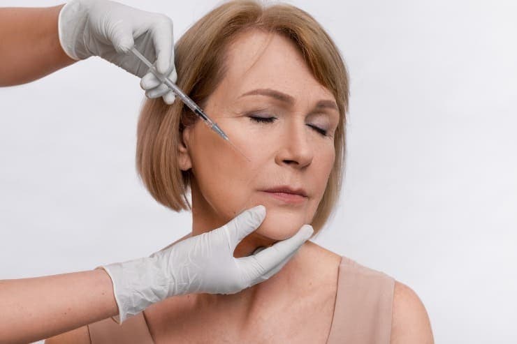 mulher realizando procedimento estético