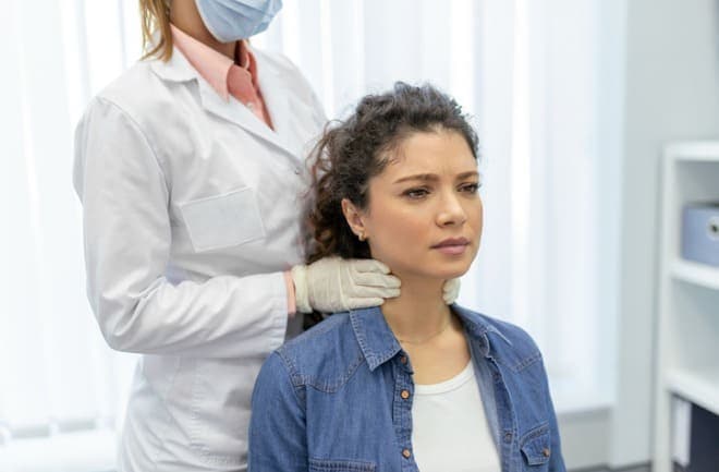 endocrinologista ajudando paciente a emagrecer