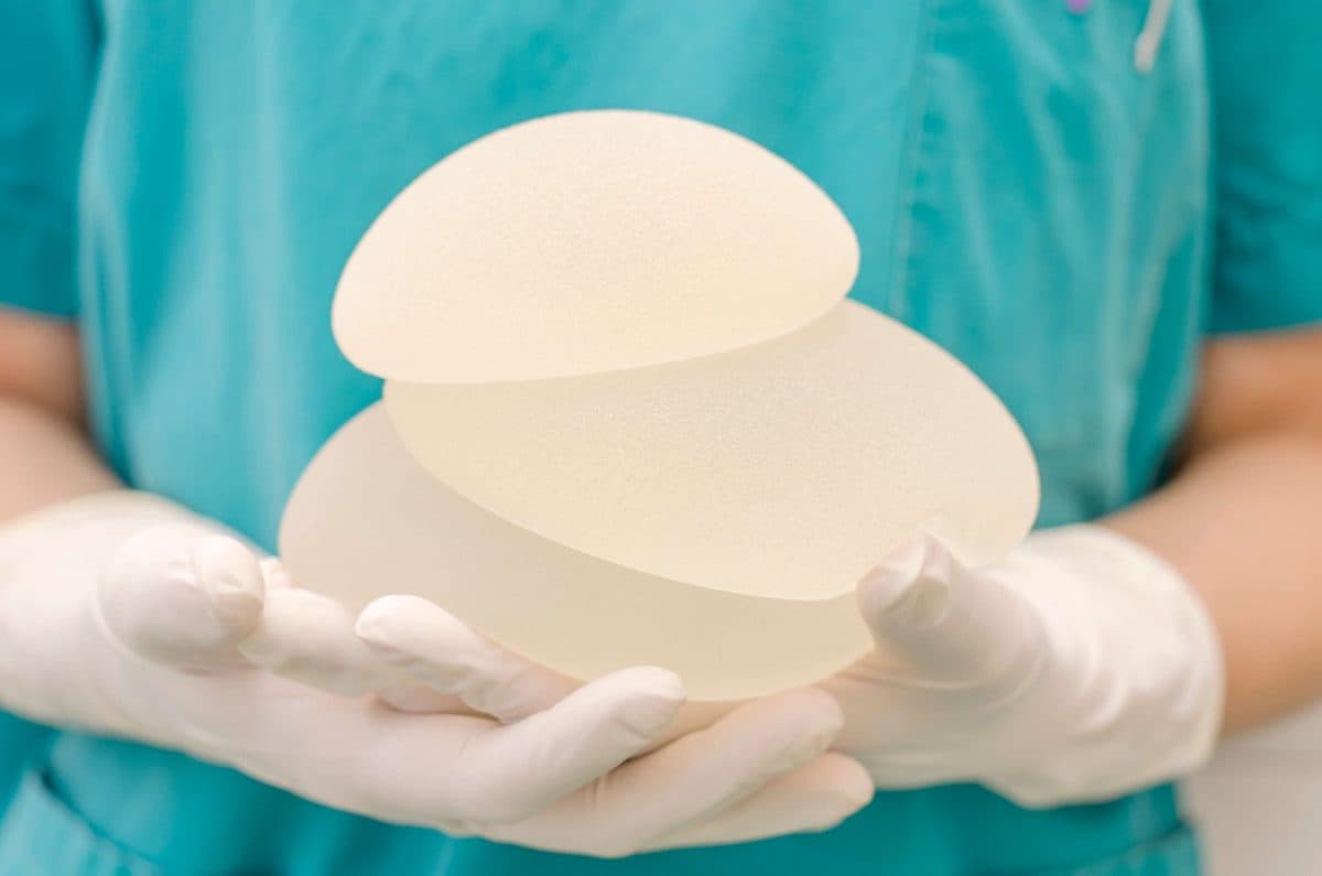 Médico segurando prótese de silicone