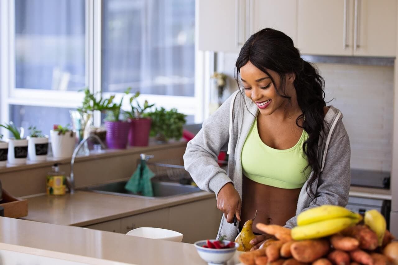 Mulher preparando receitas fitness