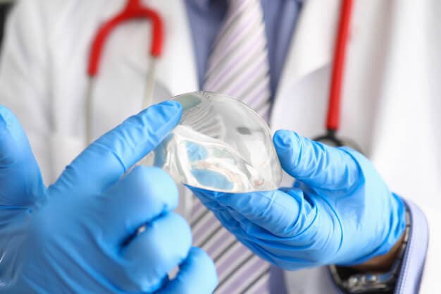 Quando fazer a revisão do implante de mamas