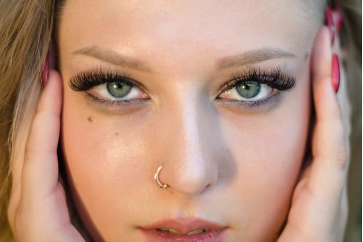 saiba se é possível colocar piercing no nariz após rinoplastia