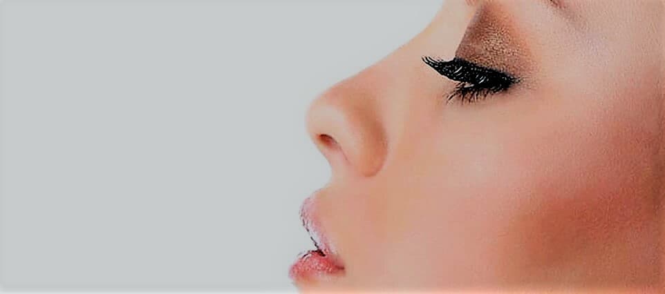 Mulher do lado para mostrar nariz em uma rinoplastia