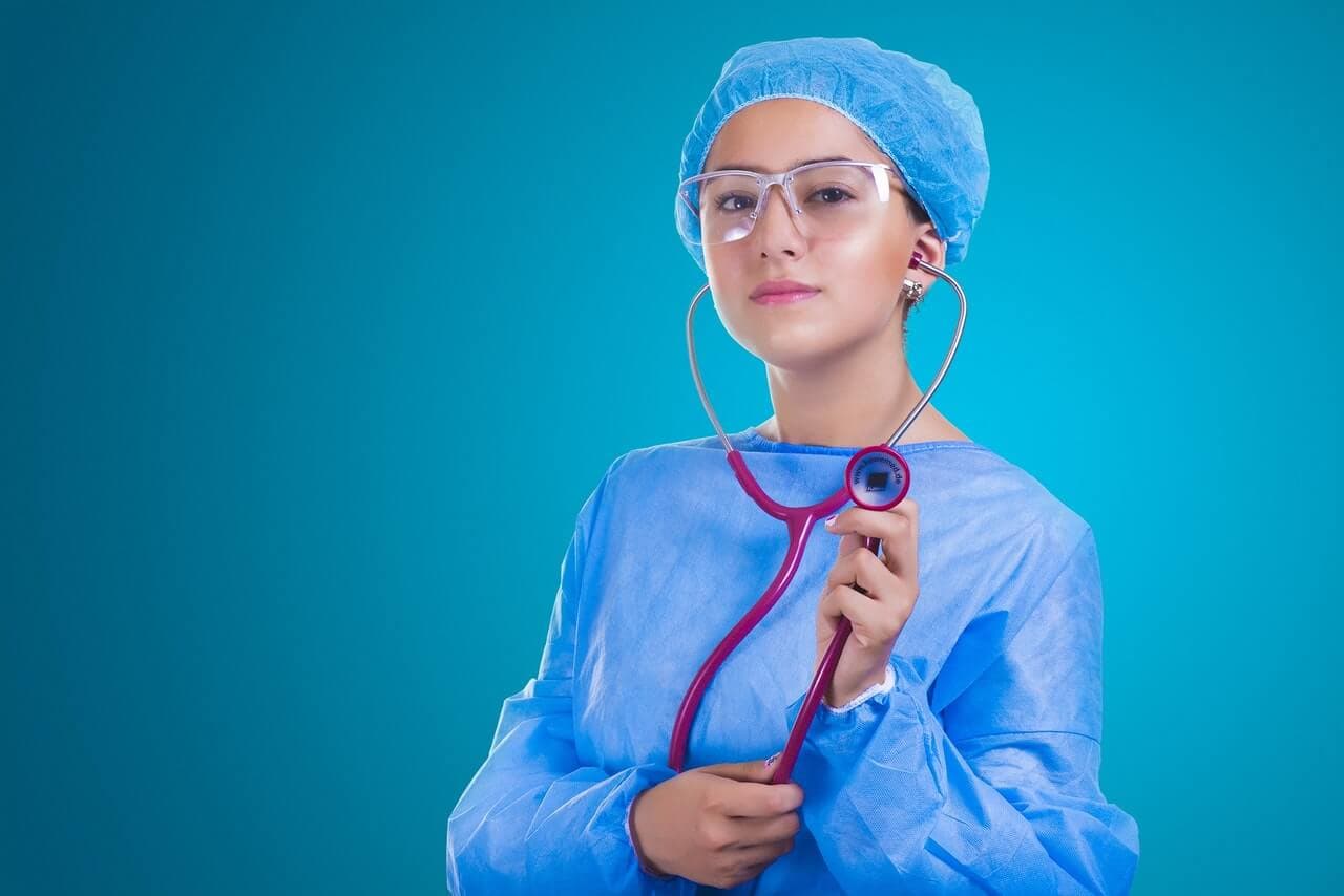 Médica segurando estetoscópio