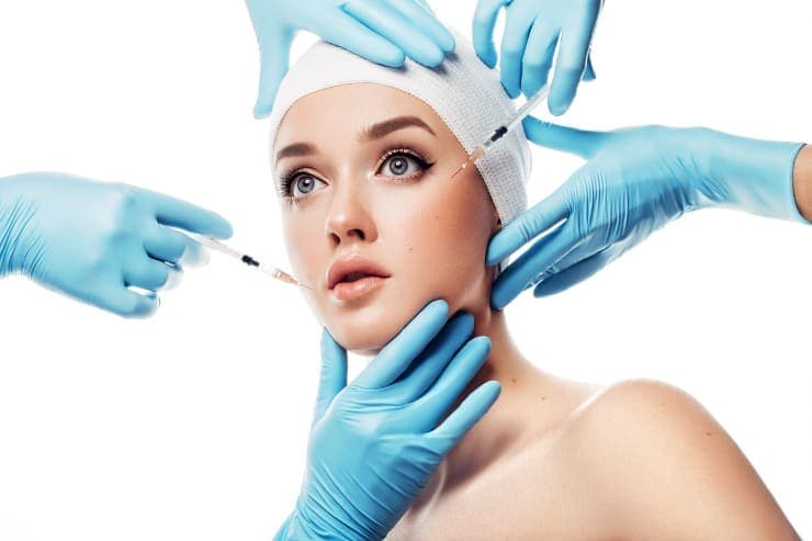 mulher realizando cirurgia plástica