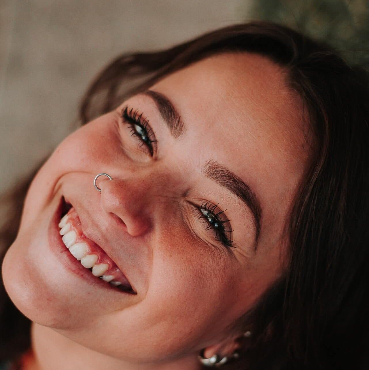 Mulher jovem sorrindo