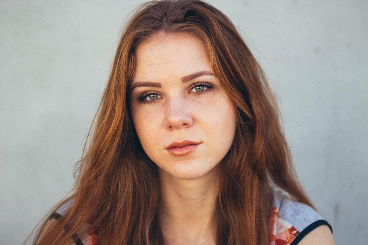 Mulher jovem olhando para a câmera