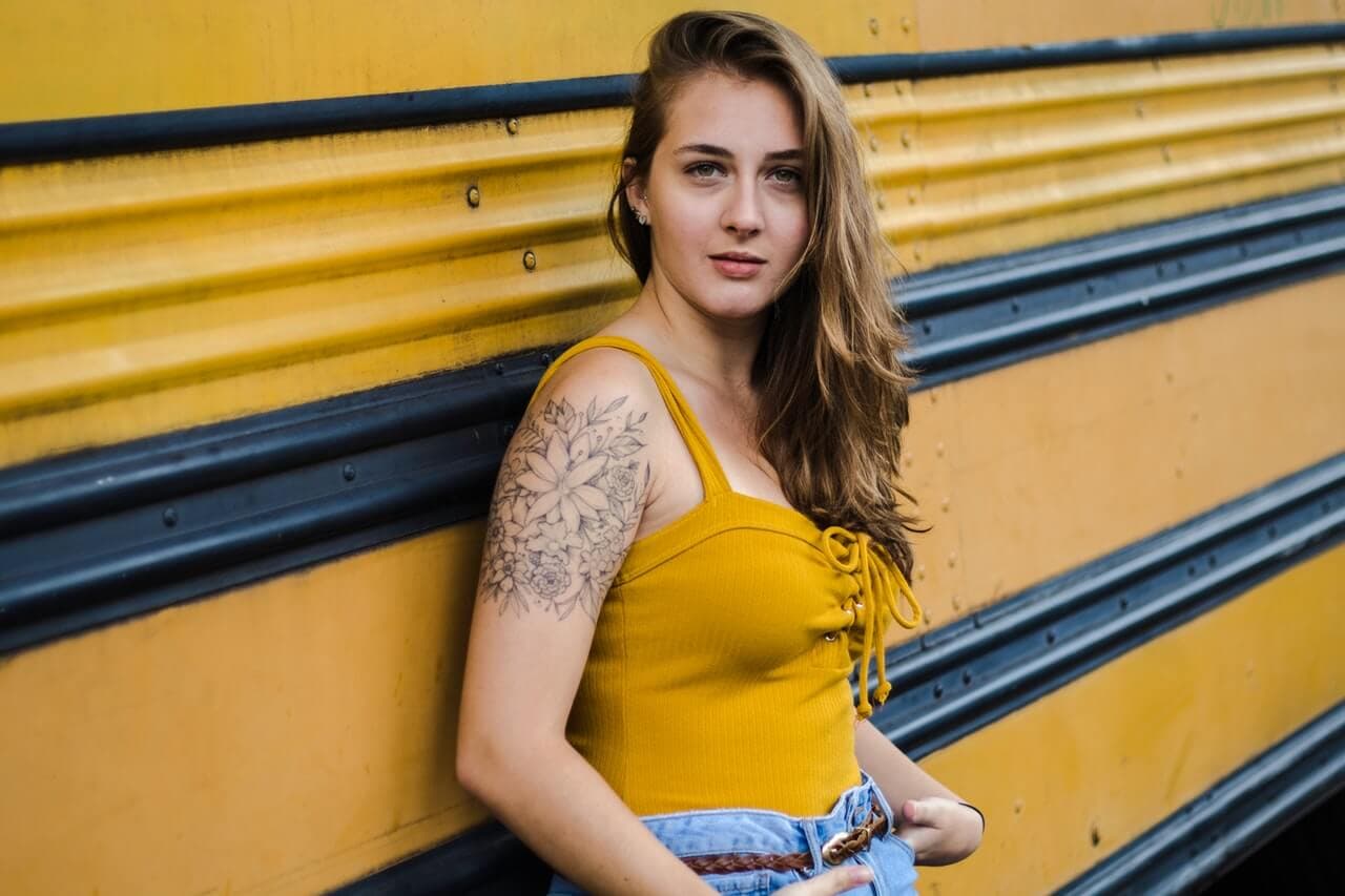 Mulher com tatuagem