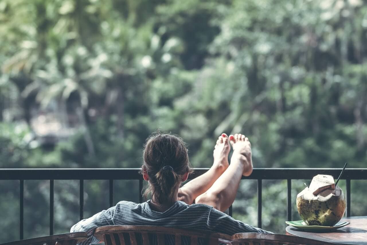 Mulher relaxando no sofá