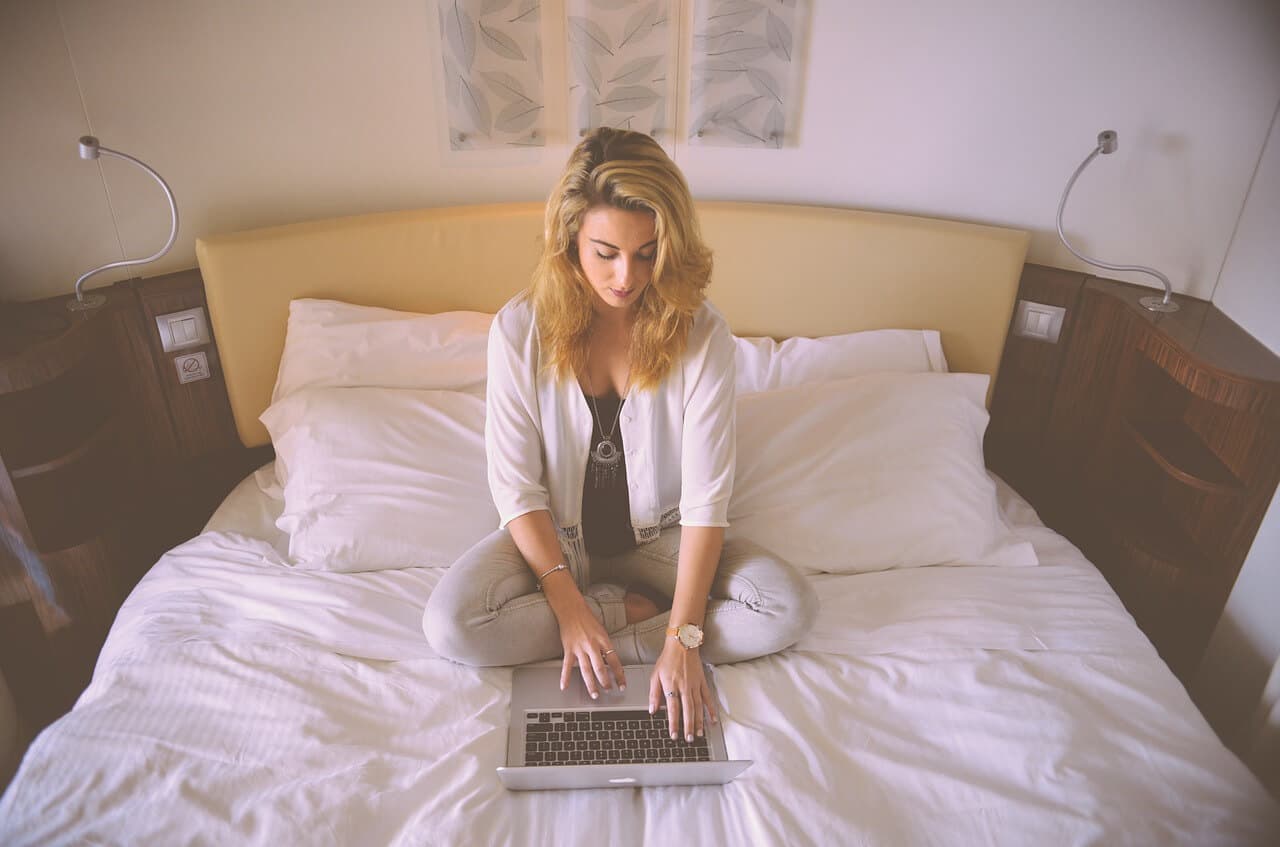 Mulher escolhendo no computador qual a melhor prótese