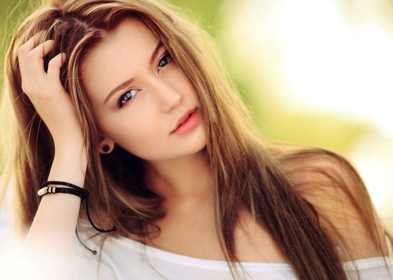 Mulher com tratamento estético facial
