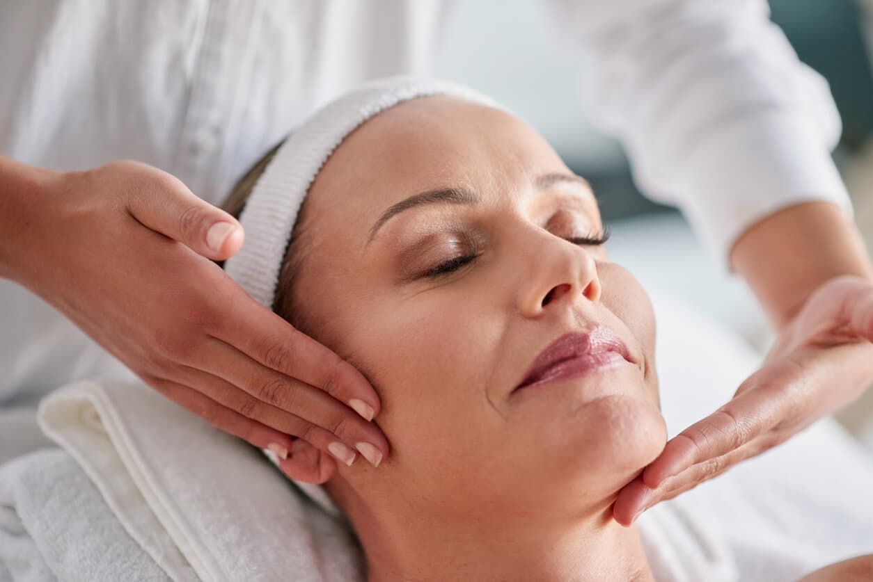 Mulher madura deitada durante procedimento de rejuvenescimento facial