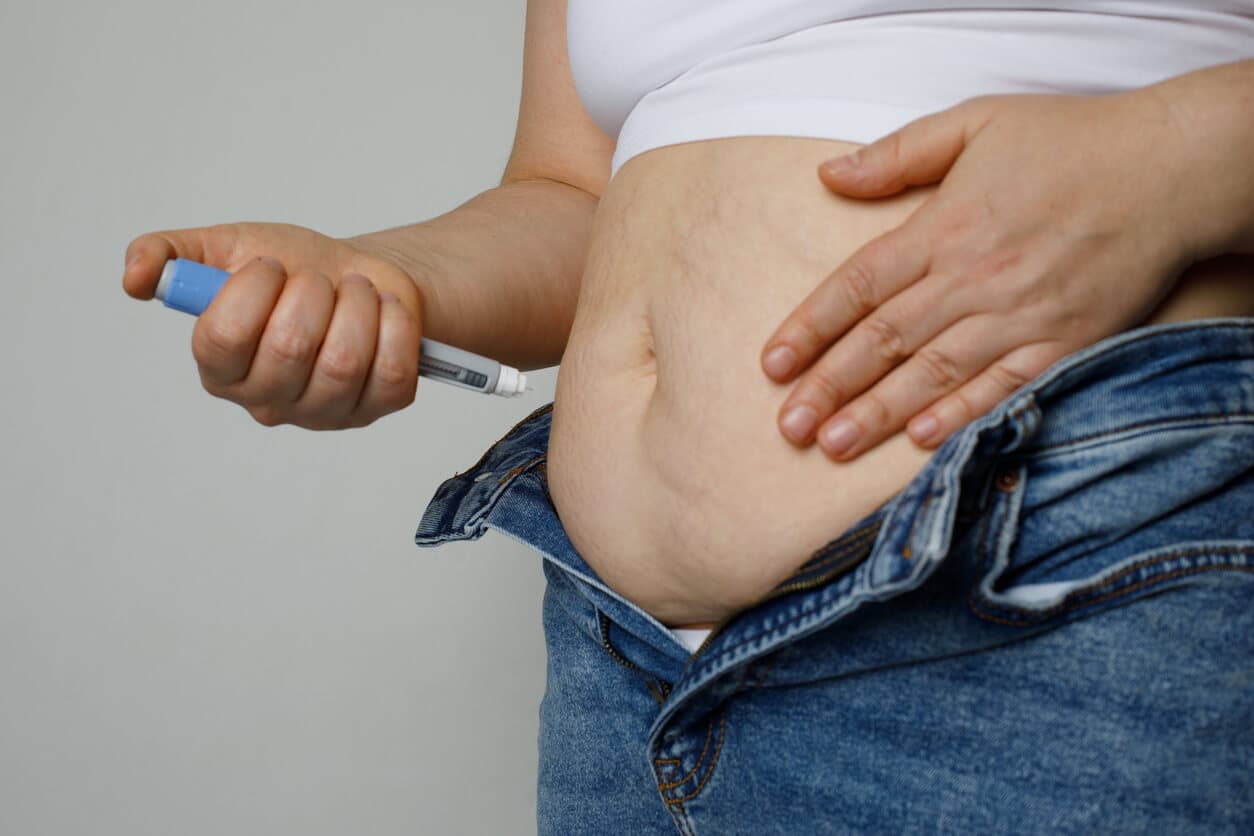 Pessoa fazendo aplicação de caneta emagrecedora na barriga