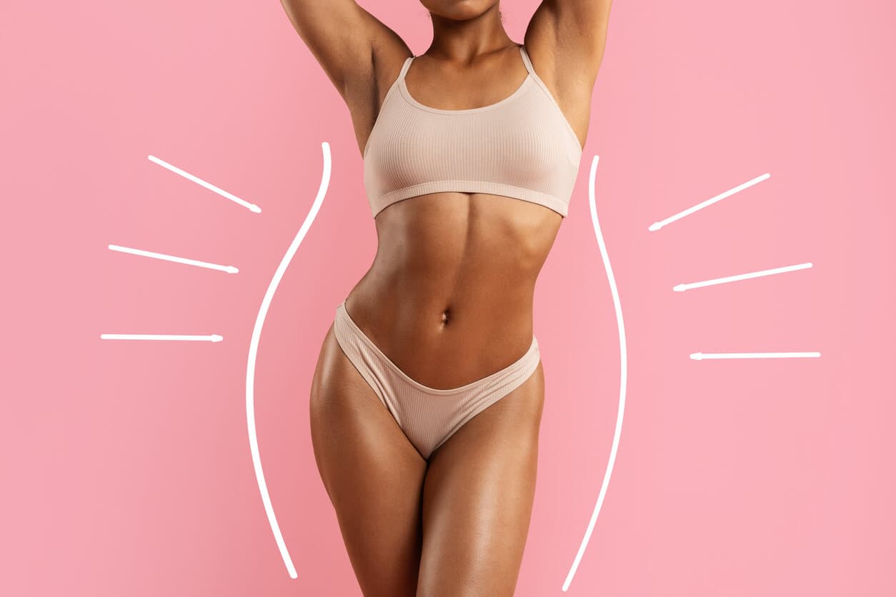 Mulher de corpo atlético usando top e calcinha bege, com braços erguidos, em fundo rosa. Linhas brancas ao redor da cintura e do quadril destacam o contorno corporal.
