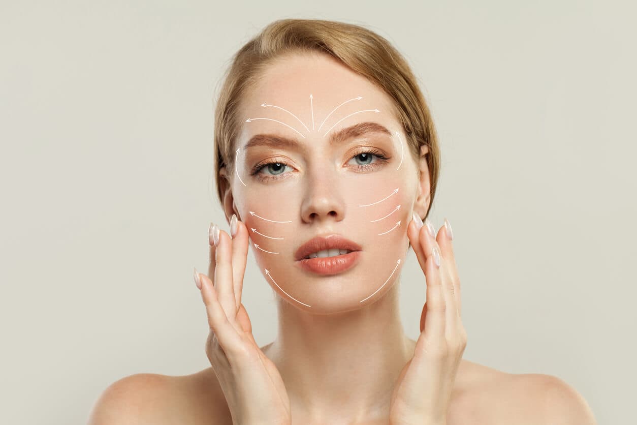 Mulher jovem com marcações gráficas de vetores no rosto indicando os pontos de elevação usados na harmonização facial.