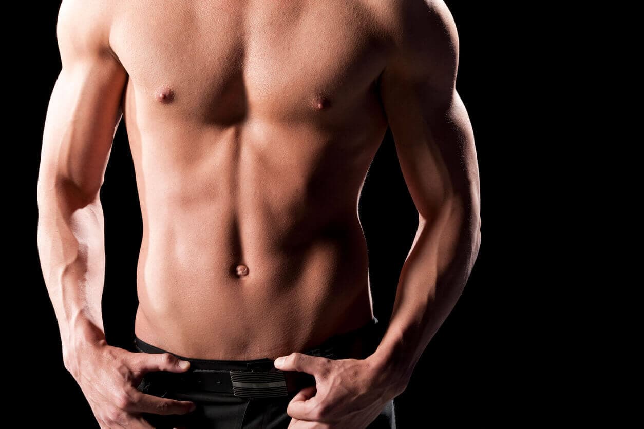 Close na região abdominal de um homem sem camisa, evidenciando os resultados estéticos de uma lipo HD masculina