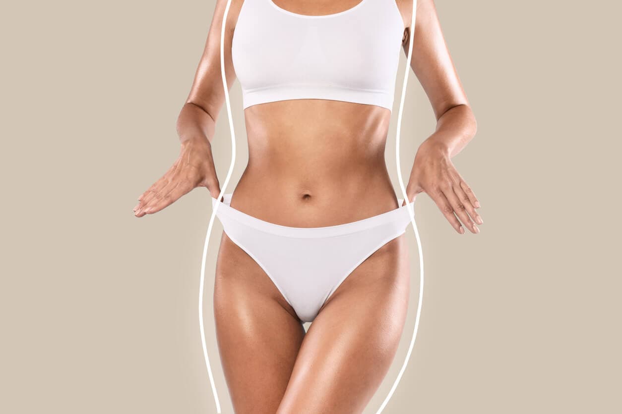 Close da silhueta definida de uma mulher em roupas íntimas brancas, evidenciando resultado de uma hidrolipo bem sucedida